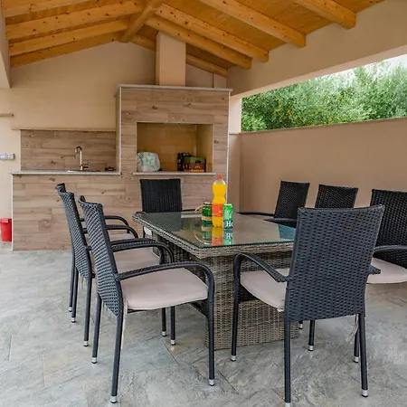 2 Bedroom Lovely In Lägenhet